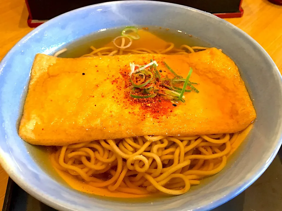 Snapdishの料理写真:けふの昼餉は、阪急そばで『きつね蕎麦』どす。大阪にある蕎麦屋なのに何故か呼称は”たぬき"じゃないのでした（謎）京都では、たぬきって言うと餡掛けを指すので、もしかしたら京都風の呼称かしら？|にゃあ（芸名）さん