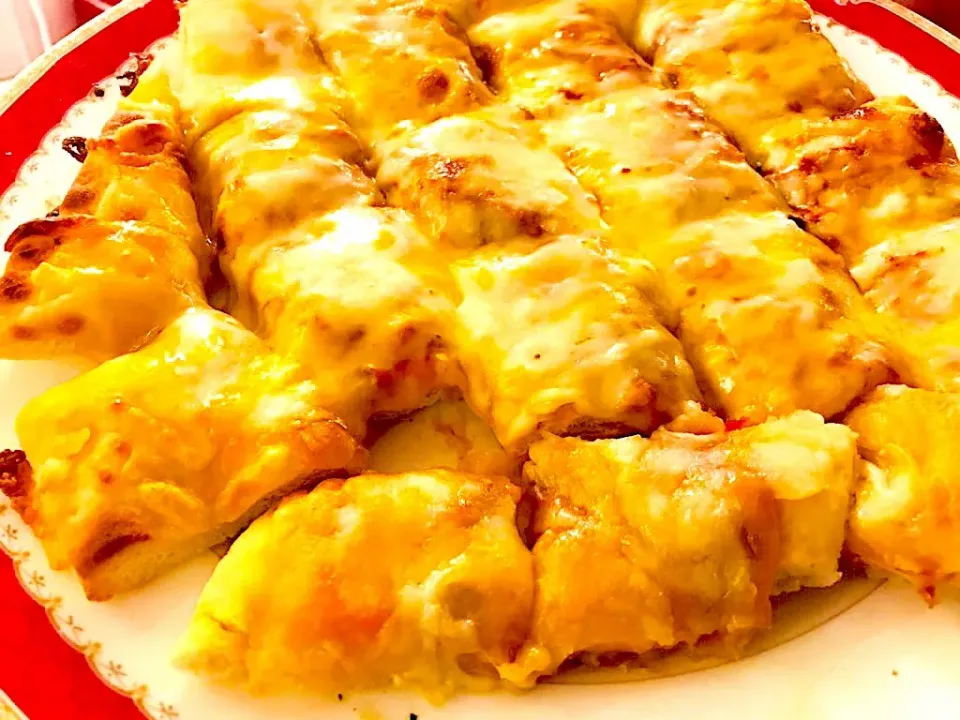 焼きたて！トロトロ5種のチーズピザ🍕

アツアツのうちに、食べに来てください。|スイーツ ビュッフェ PRINCESS 熊本さん