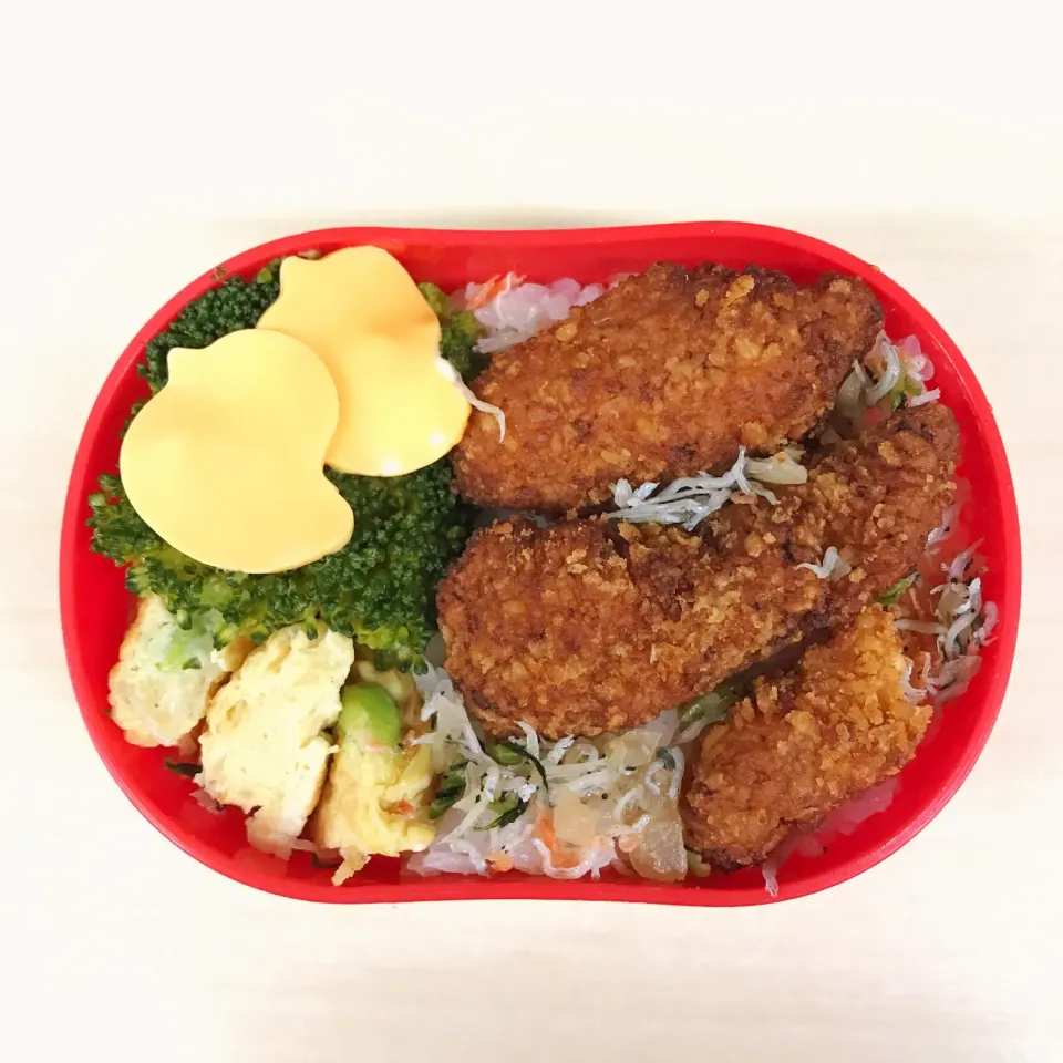 今日のお弁当🌞枝豆入り卵焼き+ブロッコリー+チーズ+ちりめんじゃこと小海老のふりかけ+クリスプチキン🌞|ほのみさん