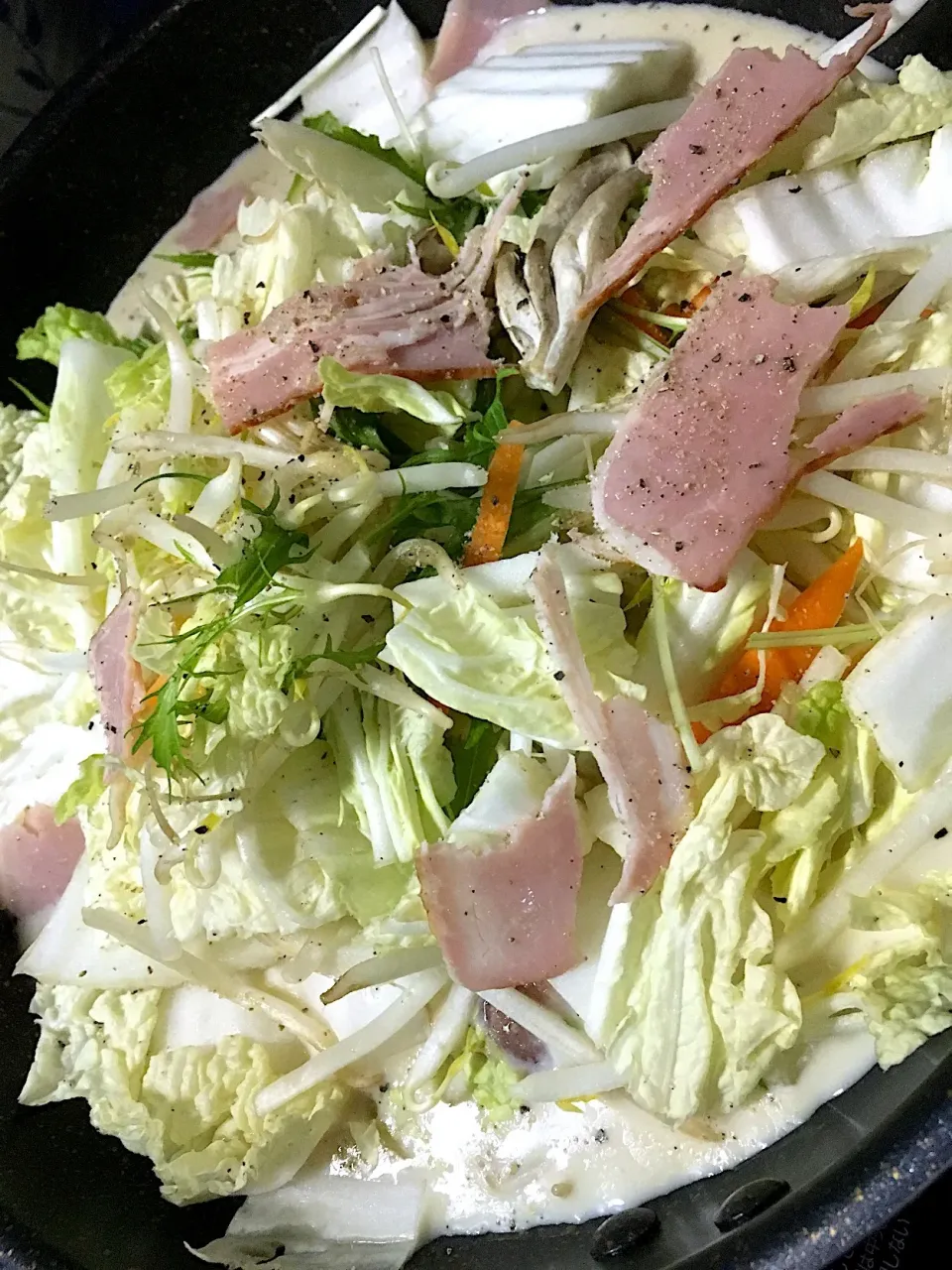 Snapdishの料理写真:みなさんの投稿を見て食べたくなった😋
豆乳鍋❄️ 鍋の素は使ってないので味は……
〆のカルボナーラまでたどり着けるかな😆🍻|しろこ🐾໊さん