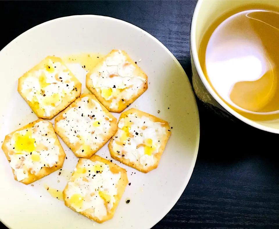 #crackers  #creamcheese  #oliveoil  #blackpepper|Seagrapesさん