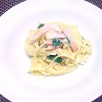 Snapdishの料理写真:今日は友達にクリームパスタを作ってあげました😋
美味しく作れたし友達も喜んでくれてよかったです
 #クリームパスタ|サクさん