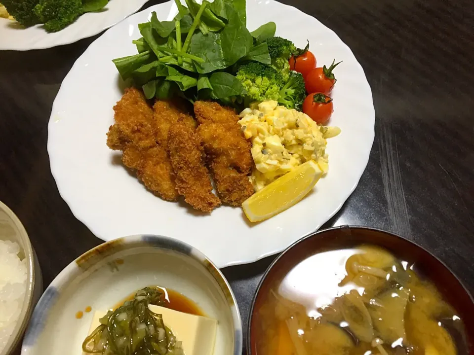 晩ごはん
カキフライとサラダ達
冷奴
お味噌汁|さちっこさん