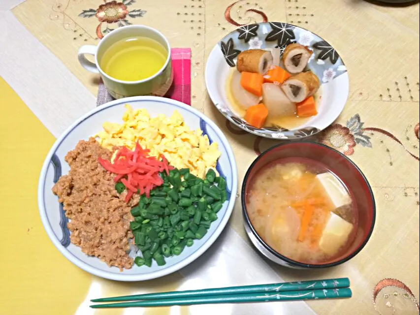 Snapdishの料理写真:晩ごはん
 - ４色そぼろ丼
 - 大根ごぼう天にんじん煮物
 - 玉ねぎ人参お豆腐お味噌汁|korinoさん