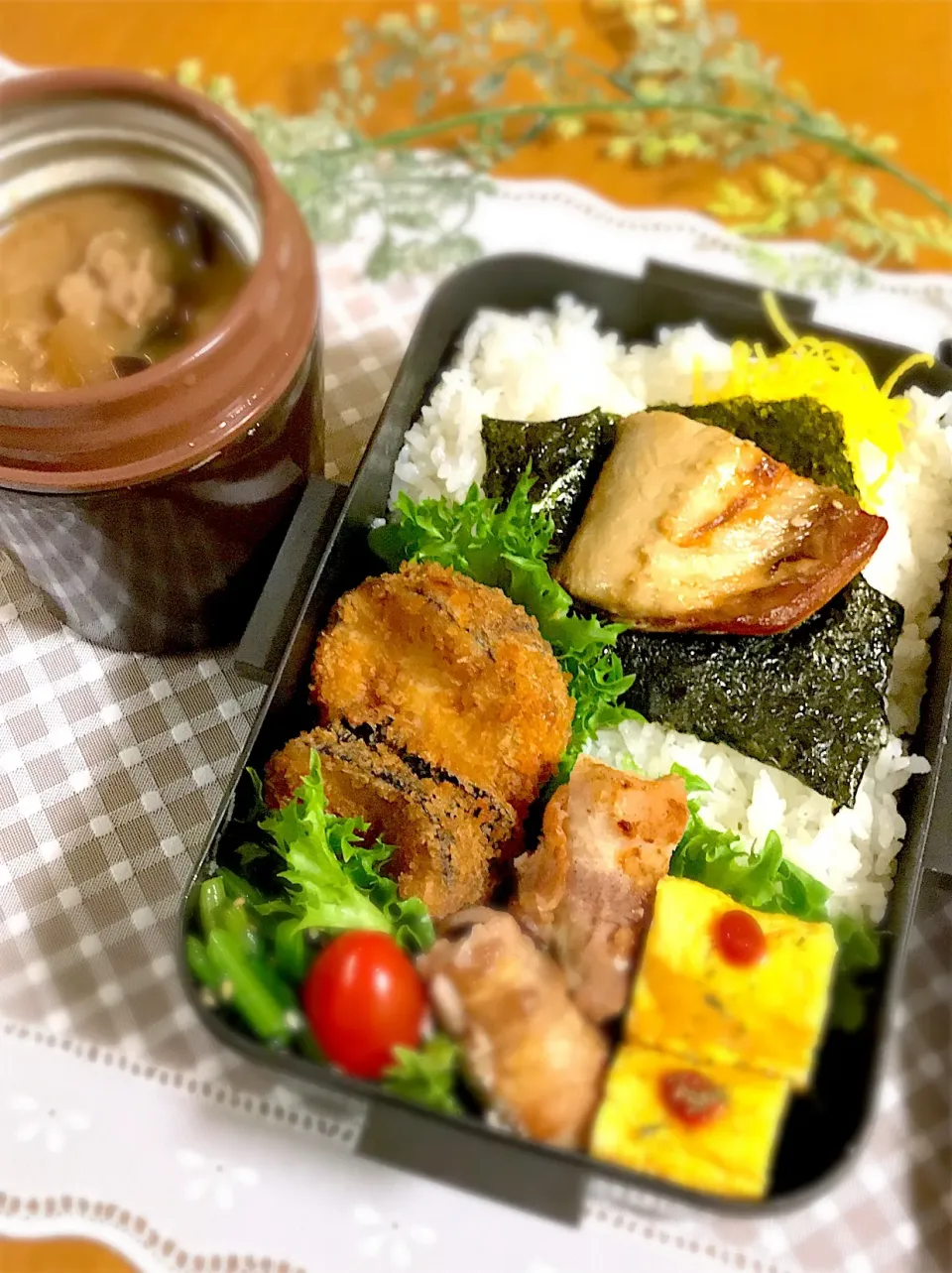 Snapdishの料理写真:旦那ちゃん弁当🎶
ナス肉詰め
ネギま
小松菜こまあえ
焼き鯖
卵焼き
ナス豚汁|BooBooさん