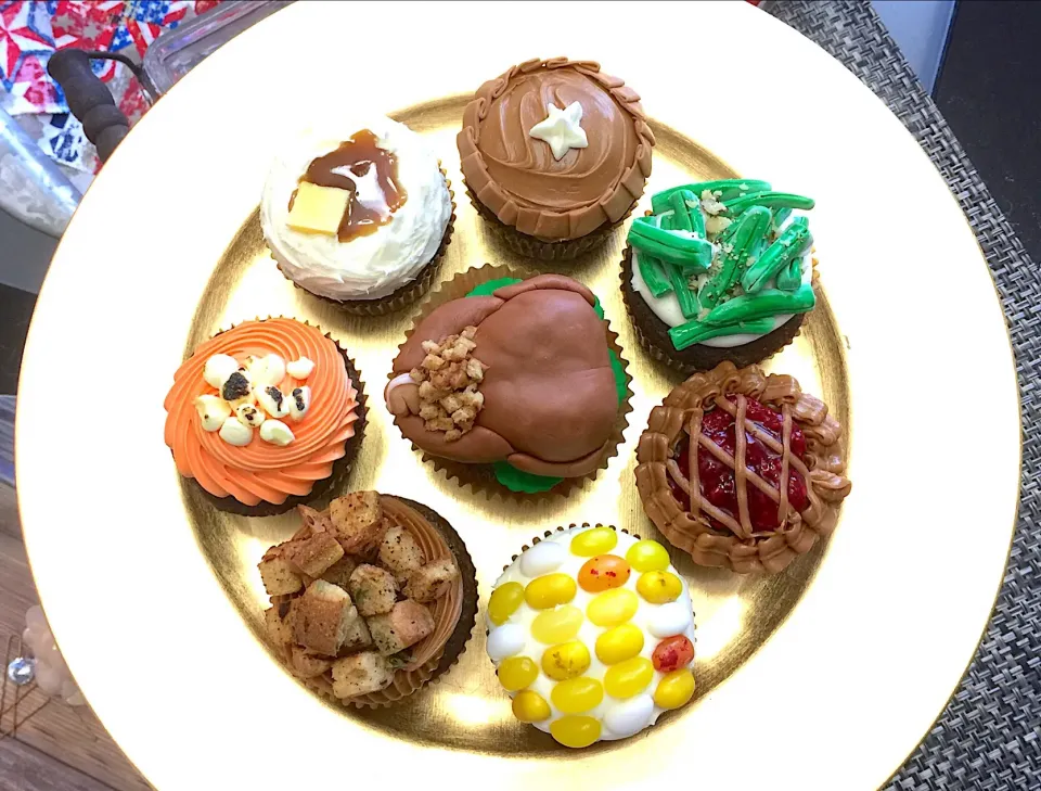 Thanksgiving Dinner Cupcakes!!🦃🦃🦃|The Reinhartsさん