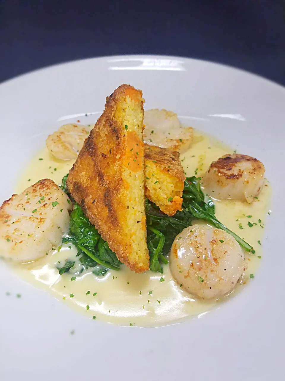 Seared Sea Scallops served with a sweet potatoes polenta, bacon, with a side of sauted spinach. Surrounded by a maple butter sauce.|Melissa Greenさん