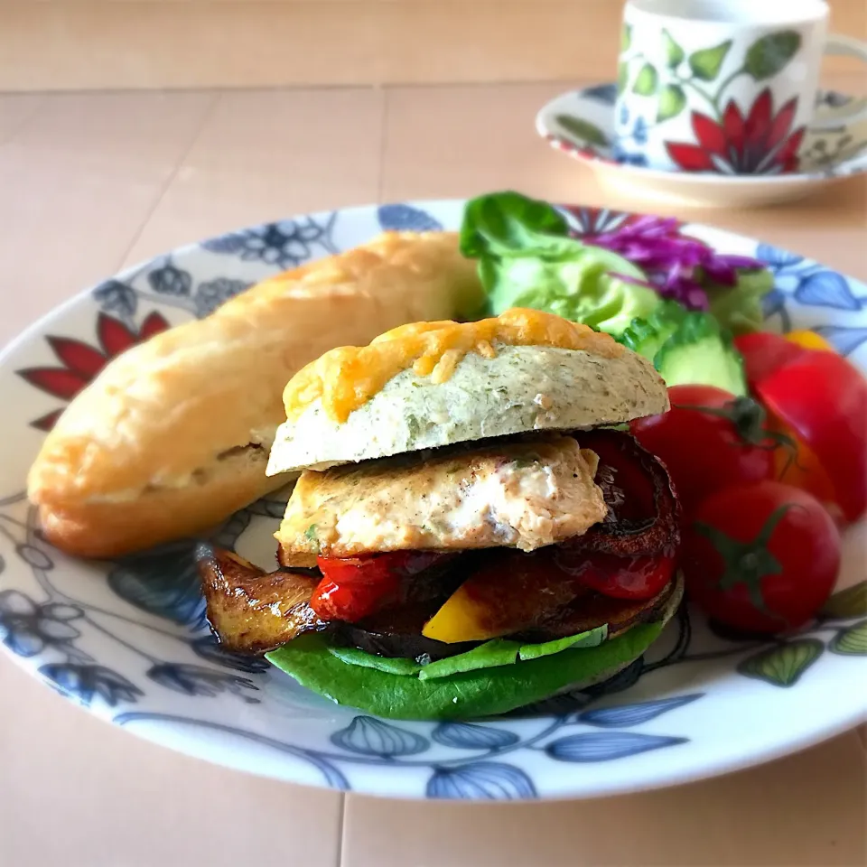 チキンピカタと焼き野菜サンド、クリチベリーサンド #おうちごはん  #朝ごはん|ゆかりさん