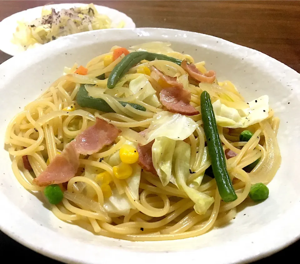 単身赴任の晩ごはん🌛
田舎風スパゲティ 塩味
キャベツともやしのレンジ蒸し 塩昆布で和えて
ワカメスープ
 #単身赴任飯 #田舎風スパゲティ #塩昆布和え|ぽんたさん