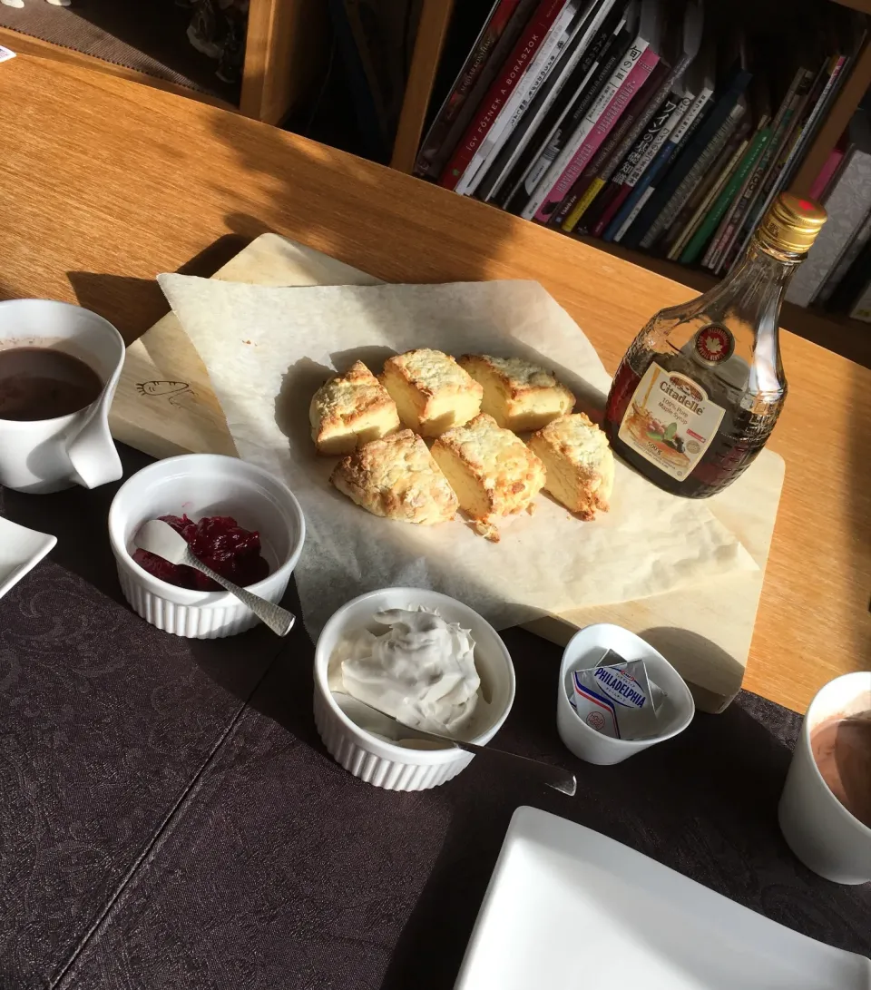 Snapdishの料理写真:スコーンでブランチ☕️|csigapogiさん