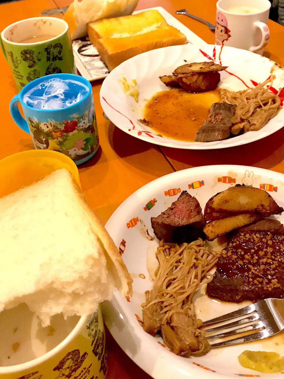 Snapdishの料理写真:ビーフステーキ🥩  えのき茸ソテー  フライドポテト  じゃがいものポタージュ🥔  つけパン🍞  ラムネソーダ🥤|ch＊K*∀o(^^*)♪さん