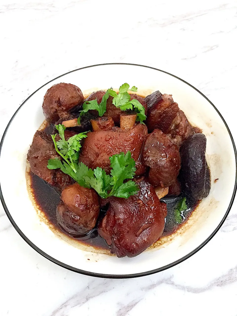 Braised pig trotters with chestnuts and mushrooms|12Dragonさん