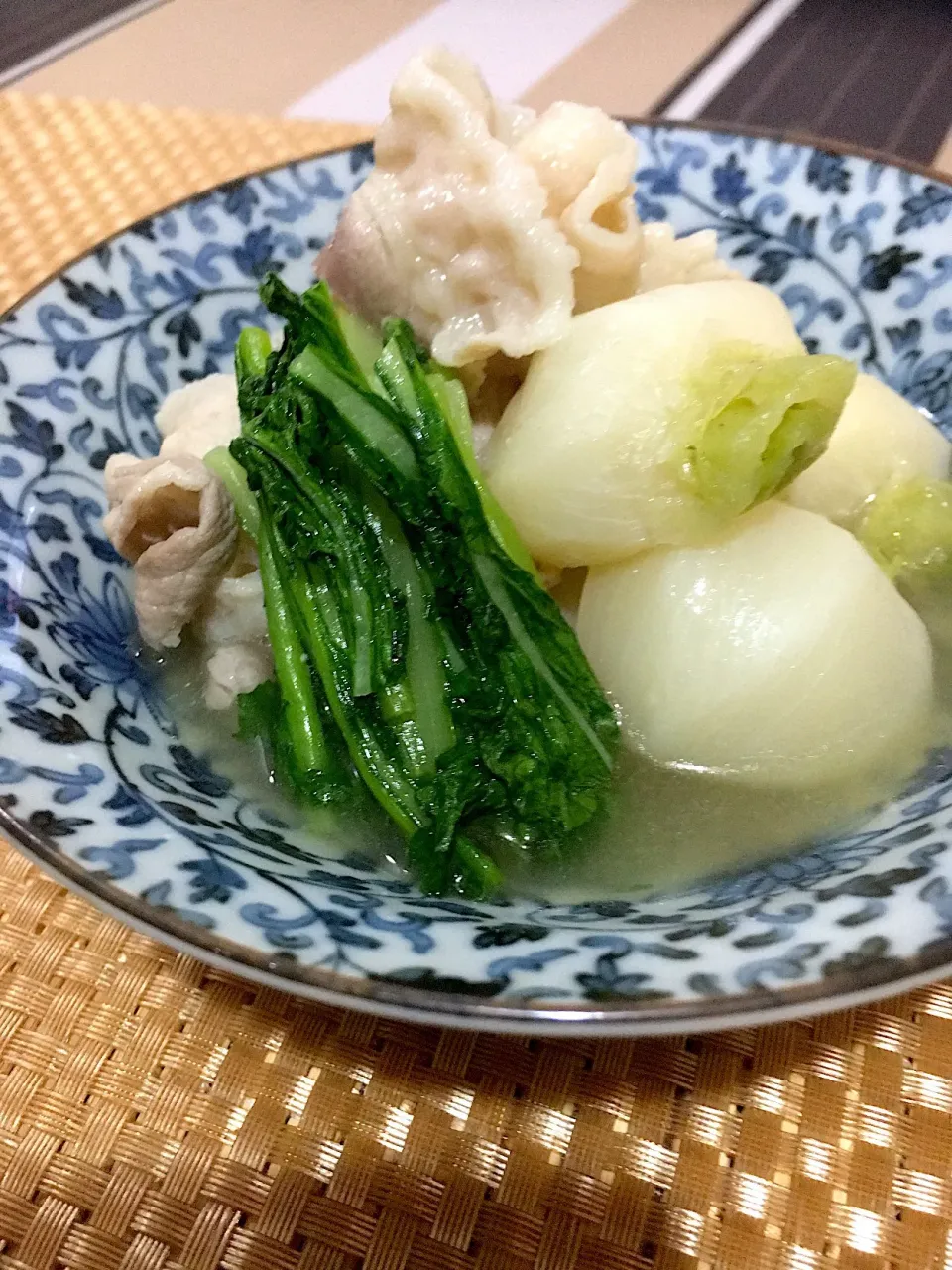 Snapdishの料理写真:かぶと豚ばら肉の白煮🌿                              白だしとみりんでさっと煮🌿🌿|🌿ぴぴさん