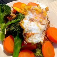 Grilled chicken, steam veggies on the side, covered with lava fried egg|Opal (sun)さん