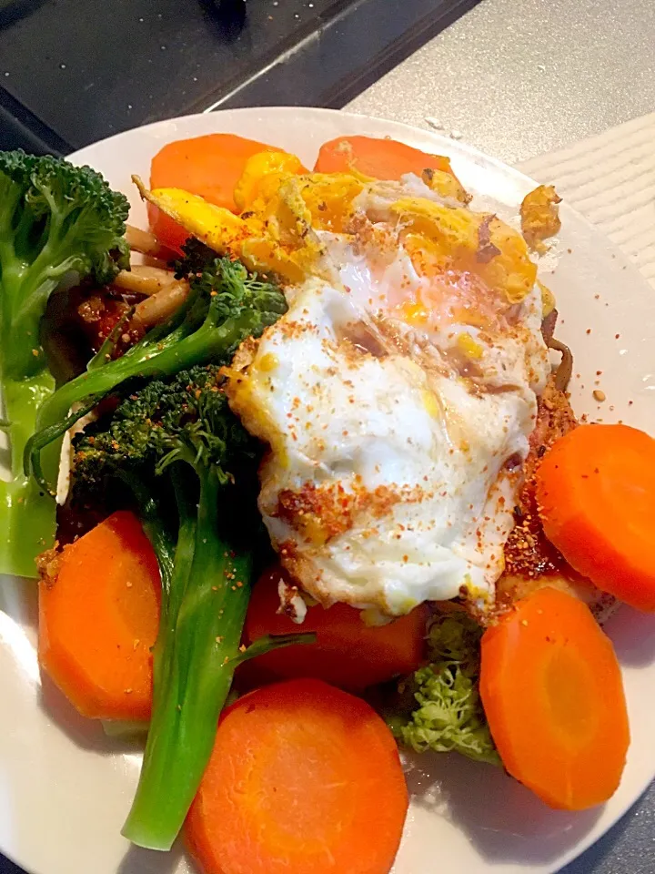 Grilled chicken, steam veggies on the side, covered with lava fried egg|Opal (sun)さん