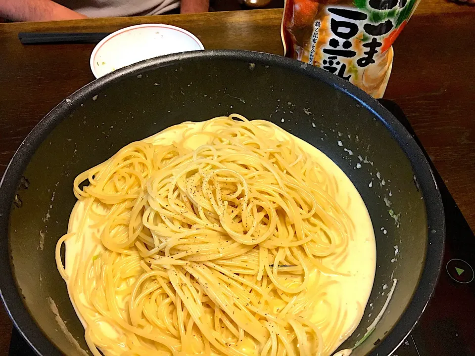 Snapdishの料理写真:〆まで美味しいごま豆乳鍋つゆで
シメにカルボナーラ👍|カドラさん