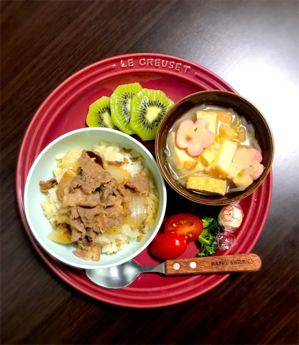 11/26❁息子 夜ご飯⭐︎
牛丼
厚揚げ豆腐・もやしのお味噌汁
(厚揚げ豆腐・もやし・ねぎ・花麩)
プチトマト🍅
ブロッコリー
キュウイ🥝|つんさん