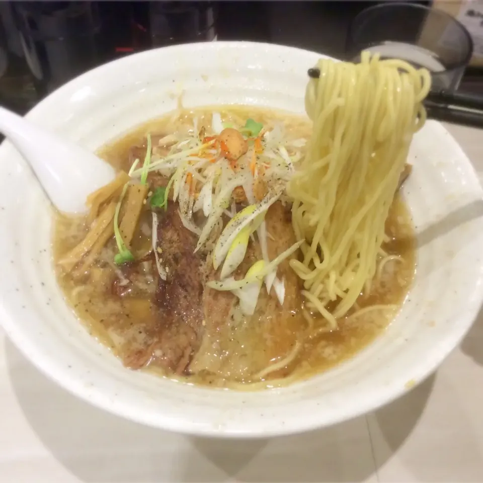 Snapdishの料理写真:炙りチャーシュー醤油ラーメン大盛り|Takeshi  Nagakiさん