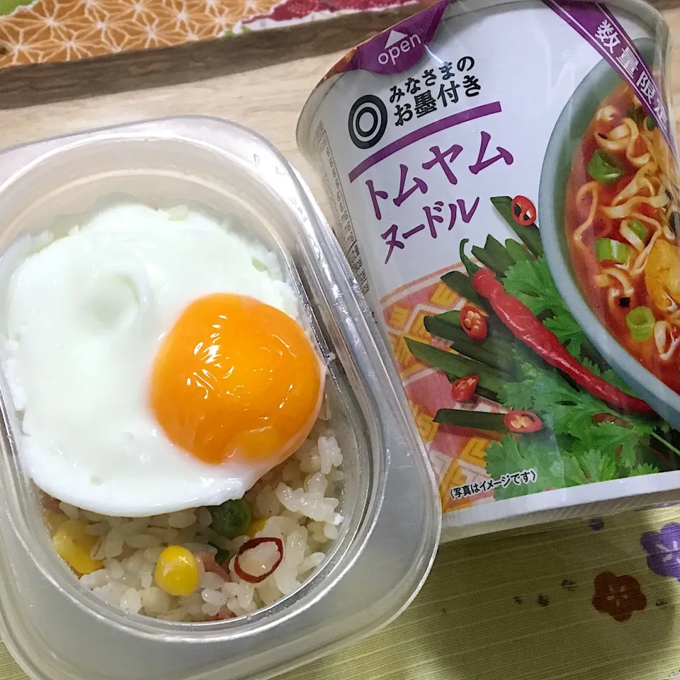 Snapdishの料理写真:単身赴任の昼ごはん☀️🍴
タイ🇹🇭弁当？
トムヤムヌードル
ナシゴレン 目玉焼き🍳
 #単身赴任飯  #トムヤムクンラーメン #ナシゴレン|ぽんたさん