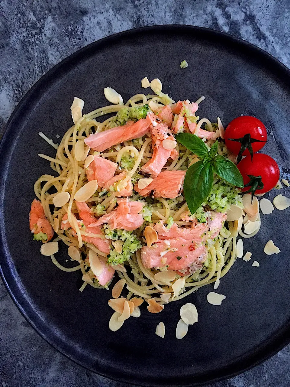 Broccoli and basil pesto spaghetti with salmon|12Dragonさん