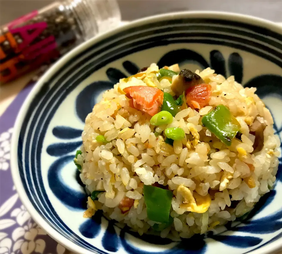 晩ごはん  いつもの和風鮭炒飯🐟|砂雪さん