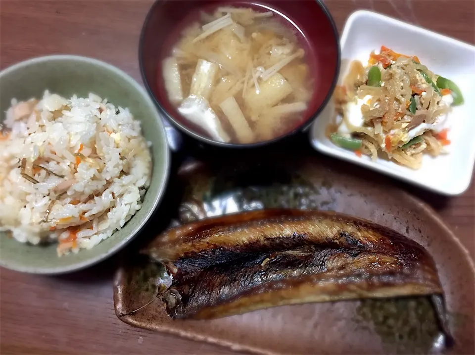 たまには…ちゃんとした夕飯(^-^;（笑）
・炊き込みご飯
・サンマの開き
・切り干し大根の卵とじ
・えのきと揚げの味噌汁|まるちゃんさん