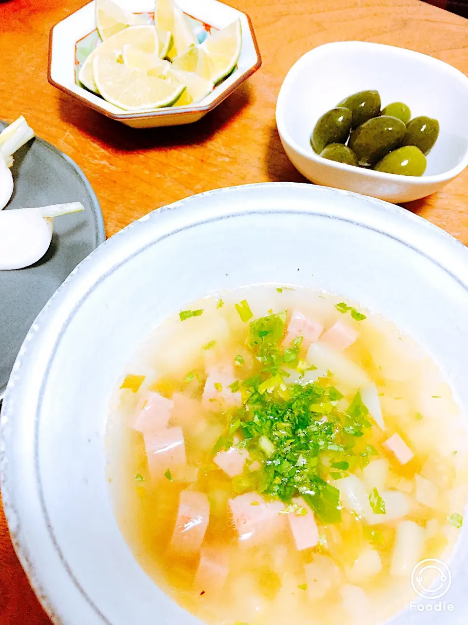 今日のシホ食堂‼️
お野菜だらけのアテですけどなにか⁉️
野菜スープがウマウマです。
セロリ、ジャガイモ、蕪、ニンニク、レンズ豆などなどにスパムも入れちゃいました。
ブイヨン無しでもお野菜出汁とスパムから旨味がじゅわっ〜

#今日のシホ食堂 #野菜スープ#レンズ豆|Shiho Nakayamaさん