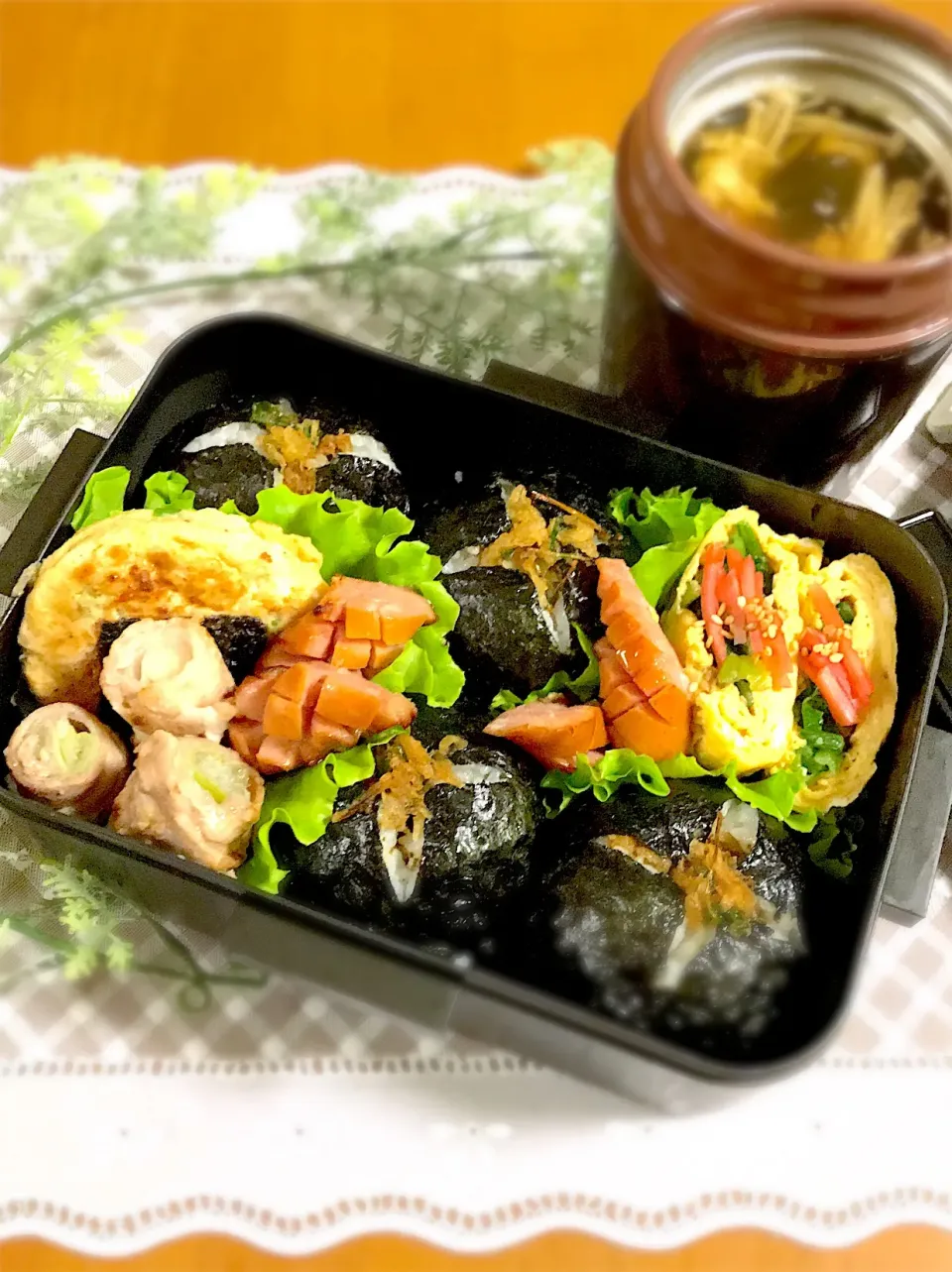 旦那ちゃん弁当🎶
パッカンおにぎり(天むす！？)
豆腐ハンバーグ
ネギま
ウイン
小松菜入り卵焼き|BooBooさん