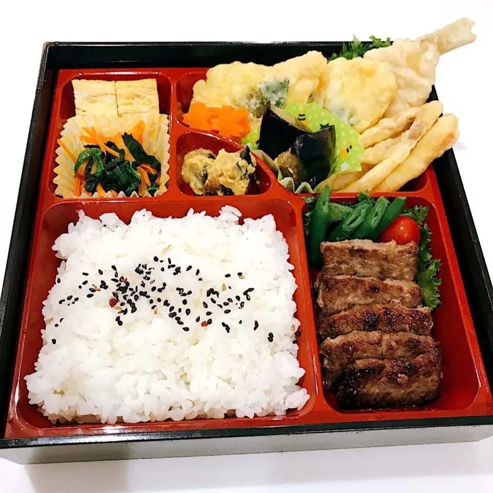 今日のお弁当
＊きす天 ささみ梅大葉天 さきいか天 揚げナス
＊ミニステーキ
＊出し巻き玉子 ほうれん草おひたし 
＊茄子辛子漬け|さっちんさん