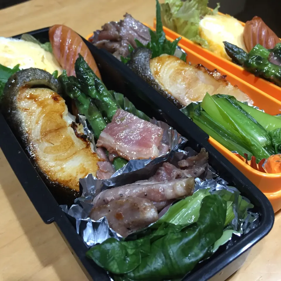 今日の親父弁当！

銀ダラの照り焼き・小松菜のおひたし・豚かしらの塩焼き・玉子焼き・アスパラとチャーシュー炒め・ソーセージ|沖縄「ピロピロ」ライフさん