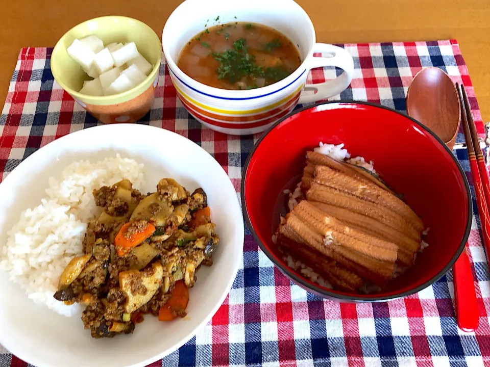 今日のお昼は、蓮根とにんじんとしめじのドライカレー🍛ひよこ豆のスープ。穴子丼。昨夜の残り物です😄|amikaさん