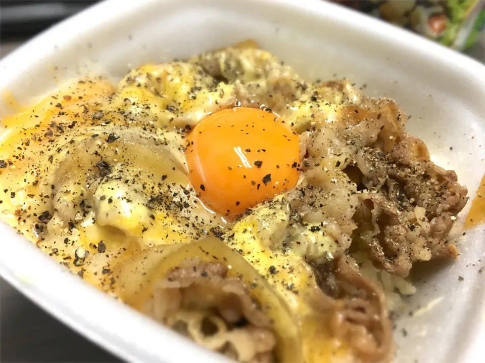 Snapdishの料理写真:チーズカルボ牛丼 テイクアウト マイ黒胡椒トッピング|chan mitsuさん