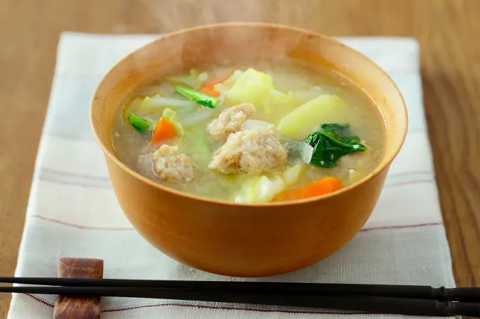 具だくさん 鶏肉生姜だんごと野菜入り 食べるみそ汁|マルコメ キッチンさん