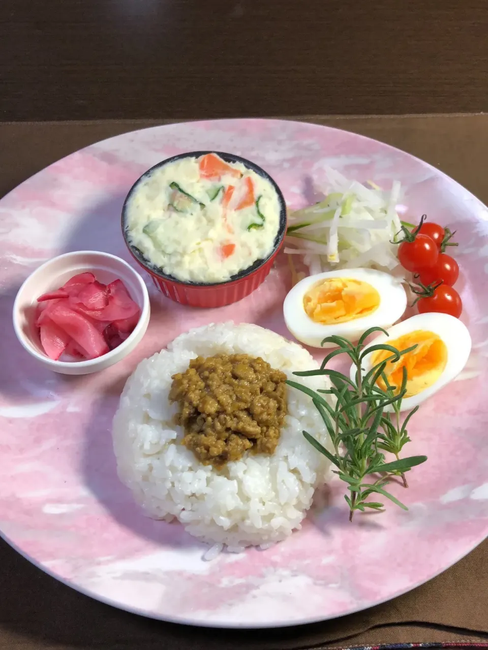 Snapdishの料理写真:#ドライカレー#昔ながらのポテトサラダ＃赤カブ酢漬け|shokohanさん