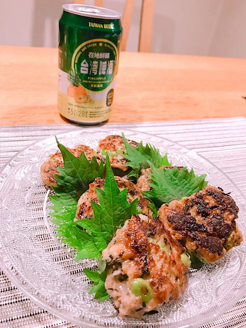 🍺のあて〜っす🤗

と、🍱のおかず

基本のハンペンと合挽き肉〜とヒジキと枝豆〜 
塩、胡椒、味噌
片栗粉、卵
マジェマジェ〜〜して焼きました。|まんぞーさん