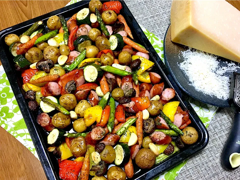 ✨ITALIAN ROASTED VEGGIES & smoked sausage...スモークソーセージと野菜のイタリア風オーブン焼き🇮🇹✨Serve with parmegiano reggiano cheese😋|🌺Sanntina🌺さん