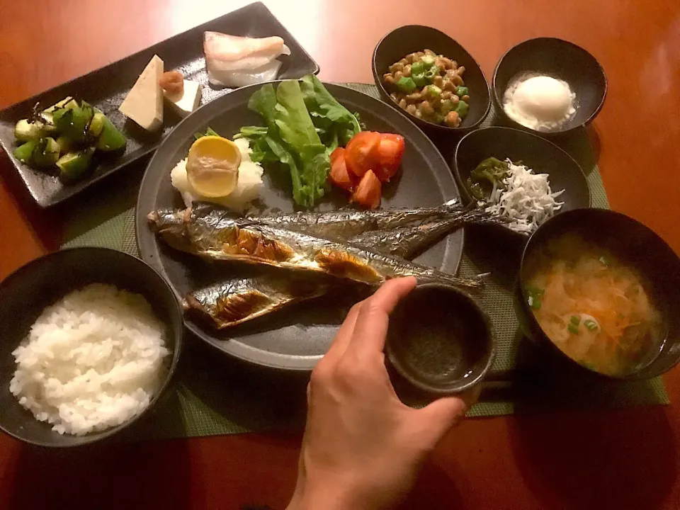 Snapdishの料理写真:Today‘s Dinner🍴前菜･秋刀魚の塩焼き･温泉卵･ｵｸﾗ納豆･しらすめかぶ･温泉卵･白飯･椎茸とお野菜のお味噌汁|🌈Ami🍻さん