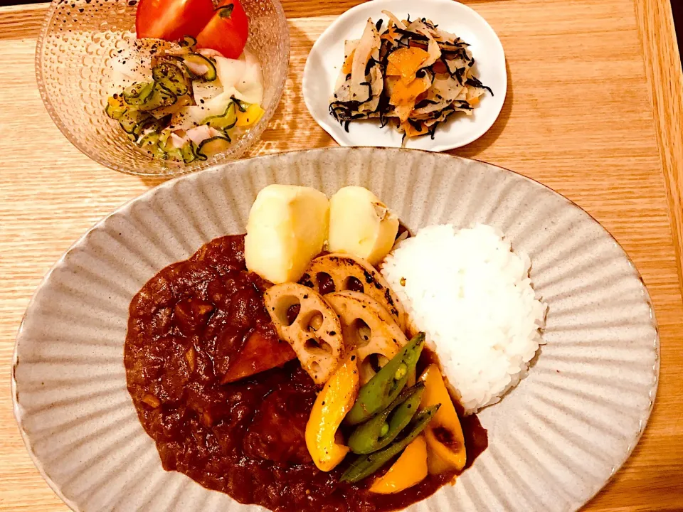 うちごはん🏡
 ・チキントマトカレー
 ・ 大根とパプリカのマリネ
 ・ 蓮子とひじきの出汁塩炒め|Tinaさん