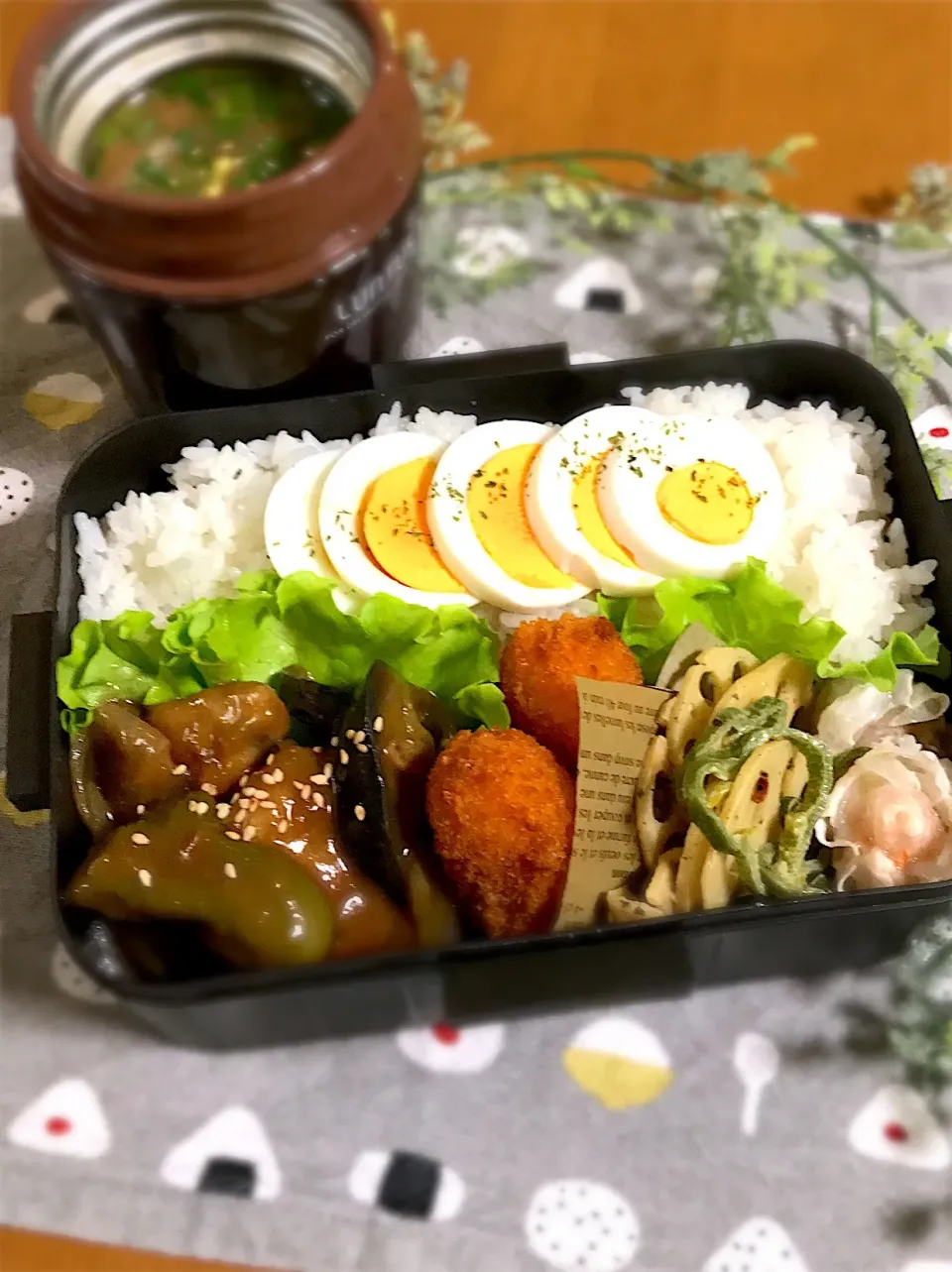 Snapdishの料理写真:旦那ちゃん弁当🎶
鶏肉のトマト煮(隠し味のソースが強かった)
うずらフライ
レンコンペペロンチーノ
海老焼売(チン)
ゆで卵のっけ。
シジミ味噌汁|BooBooさん