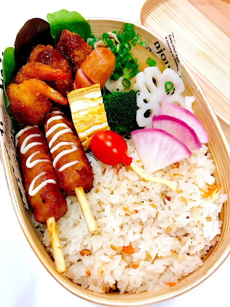 Snapdishの料理写真:お弁当🍱😋
タルタル海老フライ
牛コロッケ
豚バラ大根
ブロッコリー
玉子焼き
ウインナー
つくね串
レンコン、赤かぶの浅漬け
風船トマト|さっちんさん