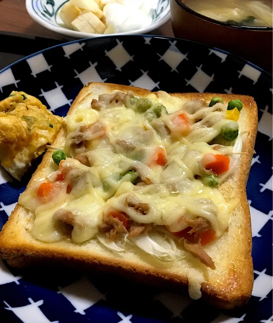 Snapdishの料理写真:ツナマヨピザトース🍞
ネギ入り卵焼き
キャベツとワカメのスープ マロニー入り
 #単身赴任飯  #ツナマヨチーズ  #生マロニー|ぽんたさん