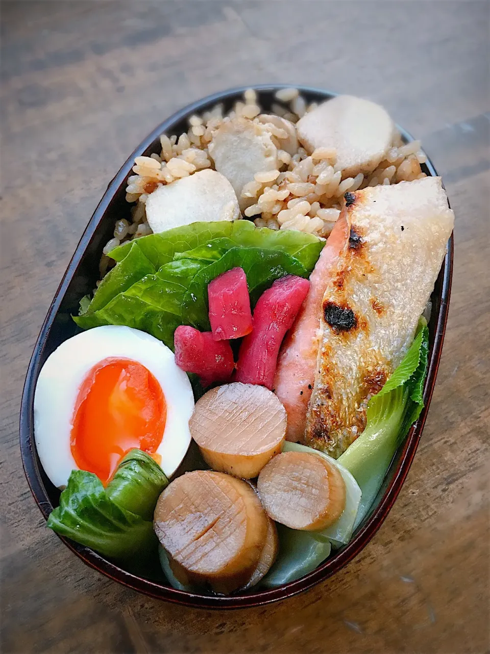 今日のお弁当
・里芋の炊き込みごはん
・煮卵
・エリンギと青梗菜のバター醤油炒め|akiさん