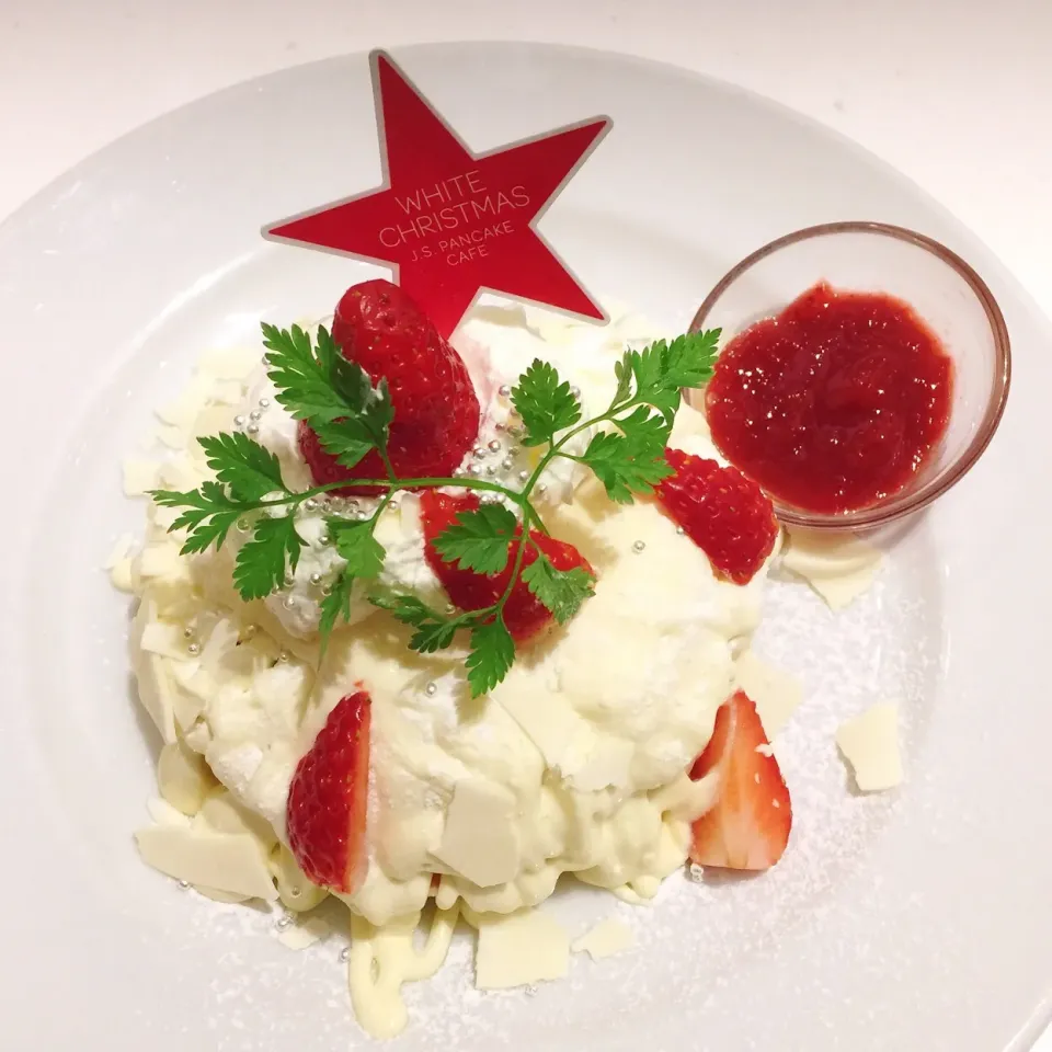 Snapdishの料理写真:11/28❤︎クリスマス限定ホワイトチョコレートとクリームチーズのパンケーキ❤︎J.Sパンケーキカフェにて…🎄
#パンケーキ #カフェ #クリスマス限定|Makinsさん