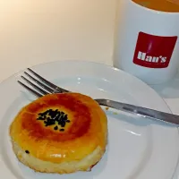 Snapdishの料理写真:delicious Milk Tea and Yam pastry for an afternoon tea time|tracyさん