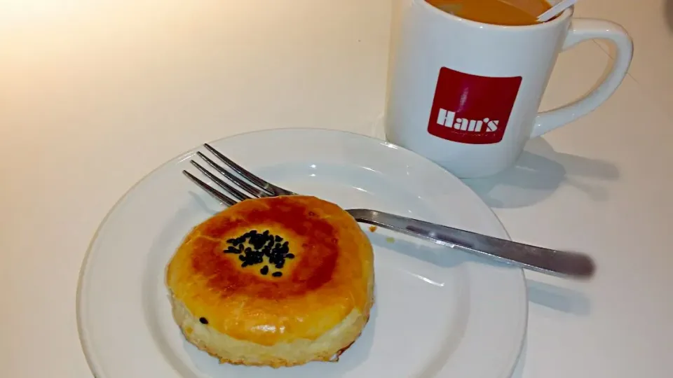 Snapdishの料理写真:delicious Milk Tea and Yam pastry for an afternoon tea time|tracyさん