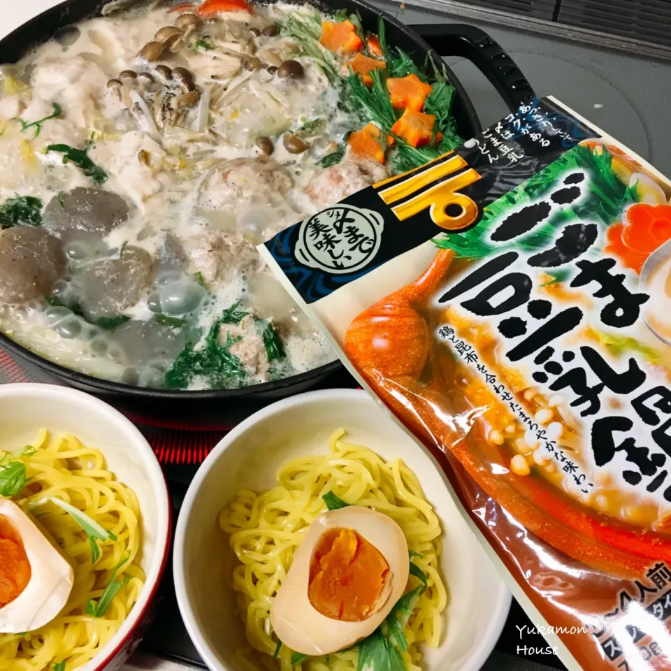 ごま豆乳鍋！
自家製肉団子、そい(魚)、エビ
丸こんにゃく、白菜、水菜、もやし
人参
〆は、ラーメン🍜
煮卵入り！
今夜も、美味しーお鍋で、最高！|ゆかモンさん