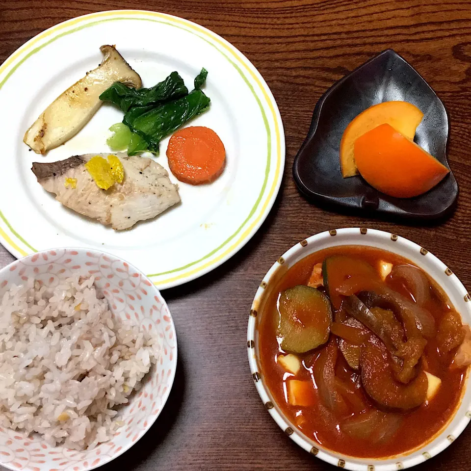 Snapdishの料理写真:しいらのムニエル、ラタトゥイユ、雑穀ご飯、柿🍳|めいこさん