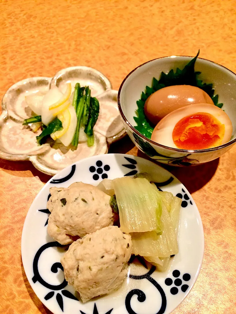 Snapdishの料理写真:お通し
卵醤油漬け 味玉
鶏団子と白菜の煮物
カブとカブの葉と柚子の浅漬け|Hitoさん