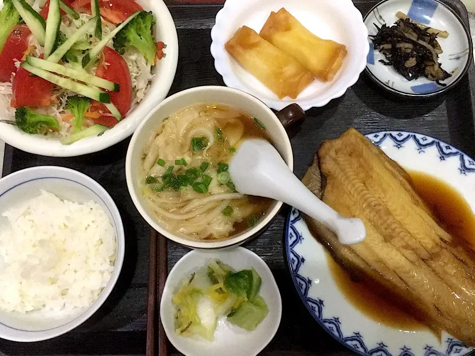 今夜の夕食です。舌平目の煮付、鹿尾菜の五目煮、春巻、ワンタンスープ、サラダ、お漬物、御飯少々です。|詳智　片山さん