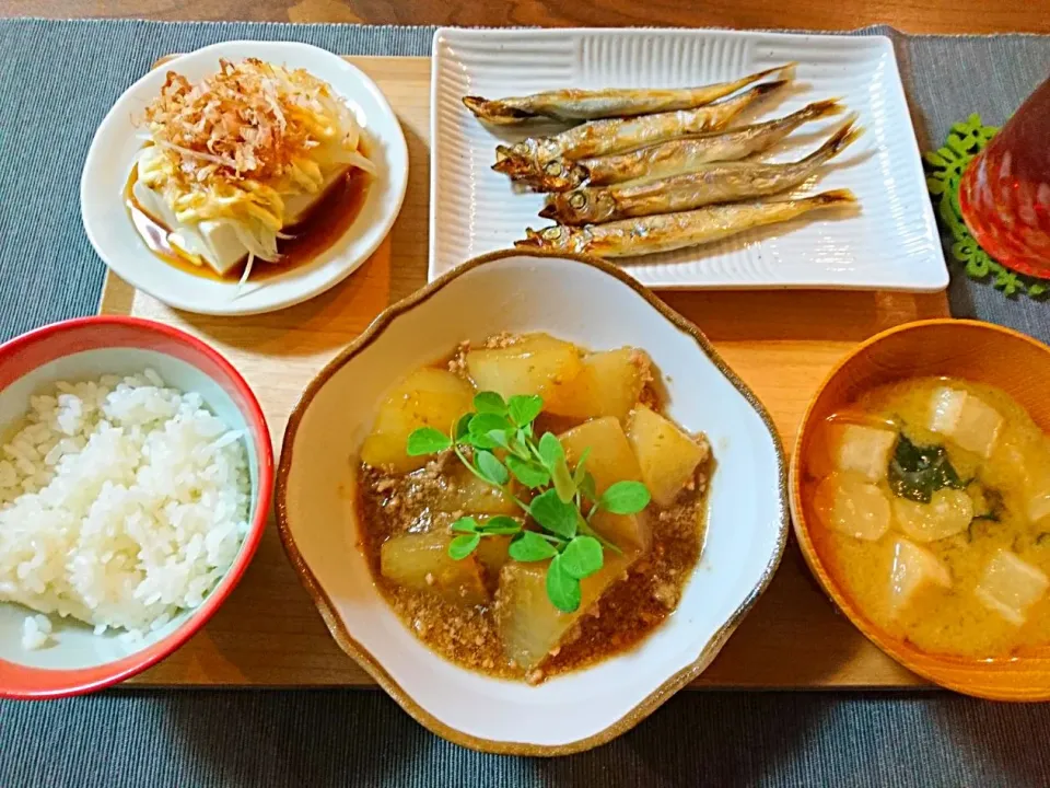 大根のそぼろ煮、ししゃも、マヨポン玉ねぎ冷奴、味噌汁|おむすびさん